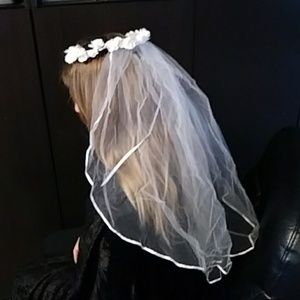 Flower & pearl headpiece with veil